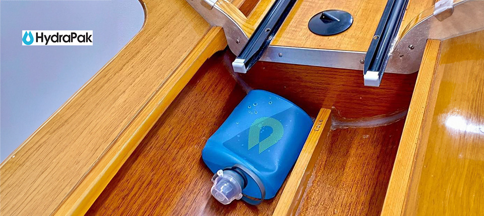 Hydrapak Stow drinkfles in voetenkuip van roeiboot